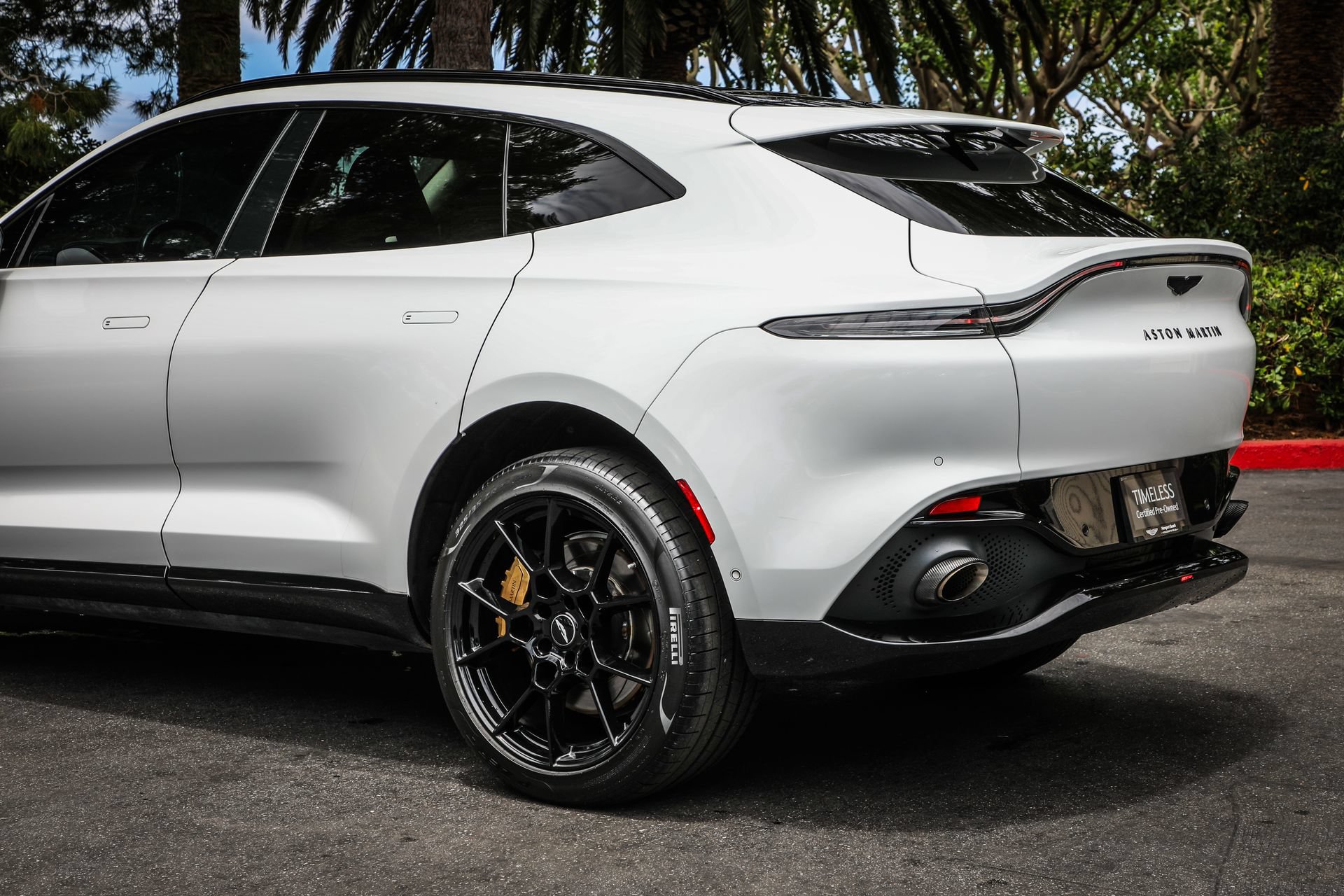 Used 2022 Aston Martin DBX AWD/4WD image 10