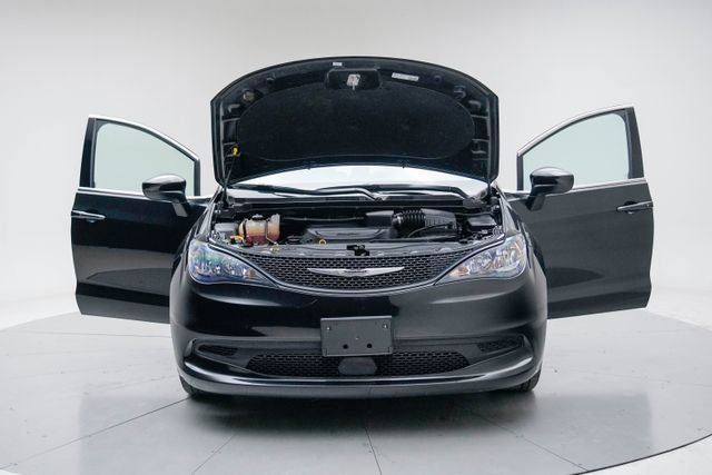 Used 2023 Chrysler Voyager LX image 16