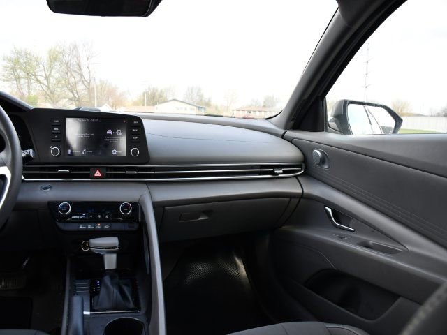 Used 2022 Hyundai Elantra SEL w/ Preferred Accessory Package FWD image 16
