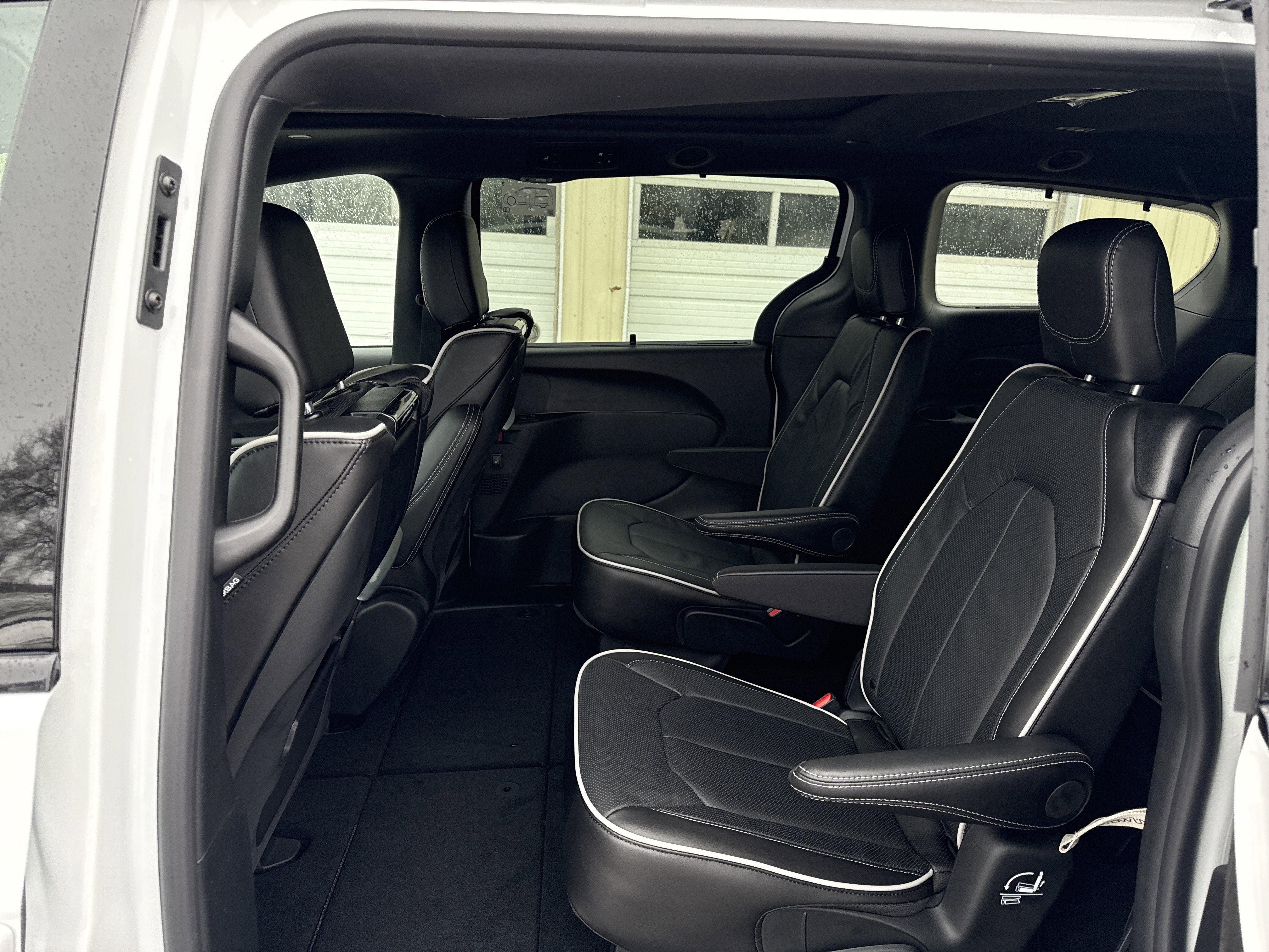 New 2026 Chrysler Pacifica Limited w/ Uconnect Theater Family Group image 17