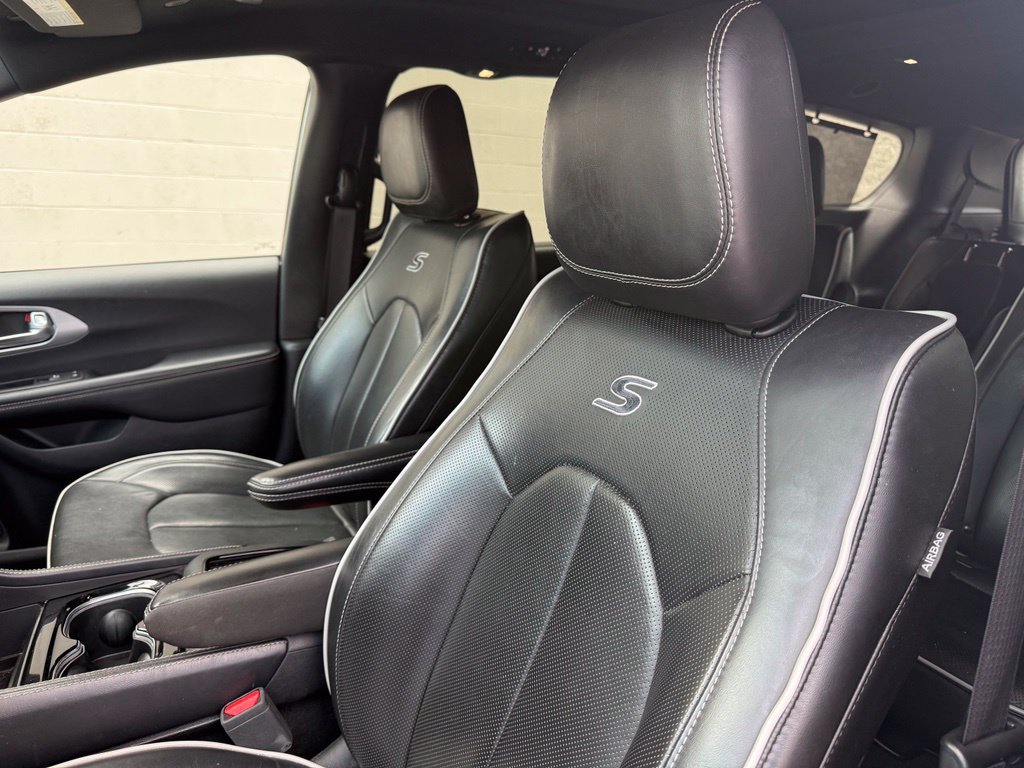 Used 2025 Chrysler Pacifica Limited FWD image 16