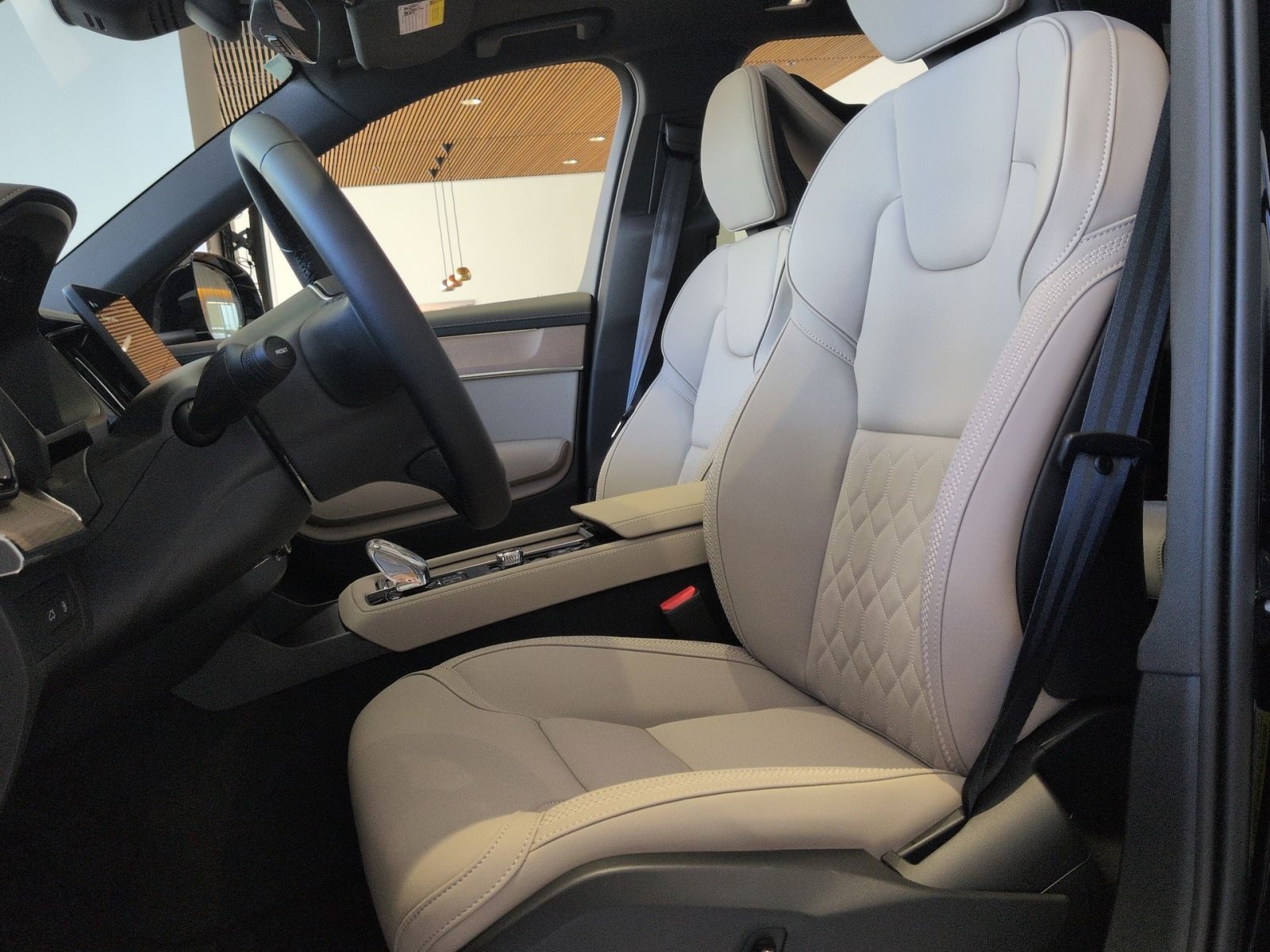 New 2026 Volvo XC90 T8 Plus w/ Protection Package Premier AWD/4WD image 21