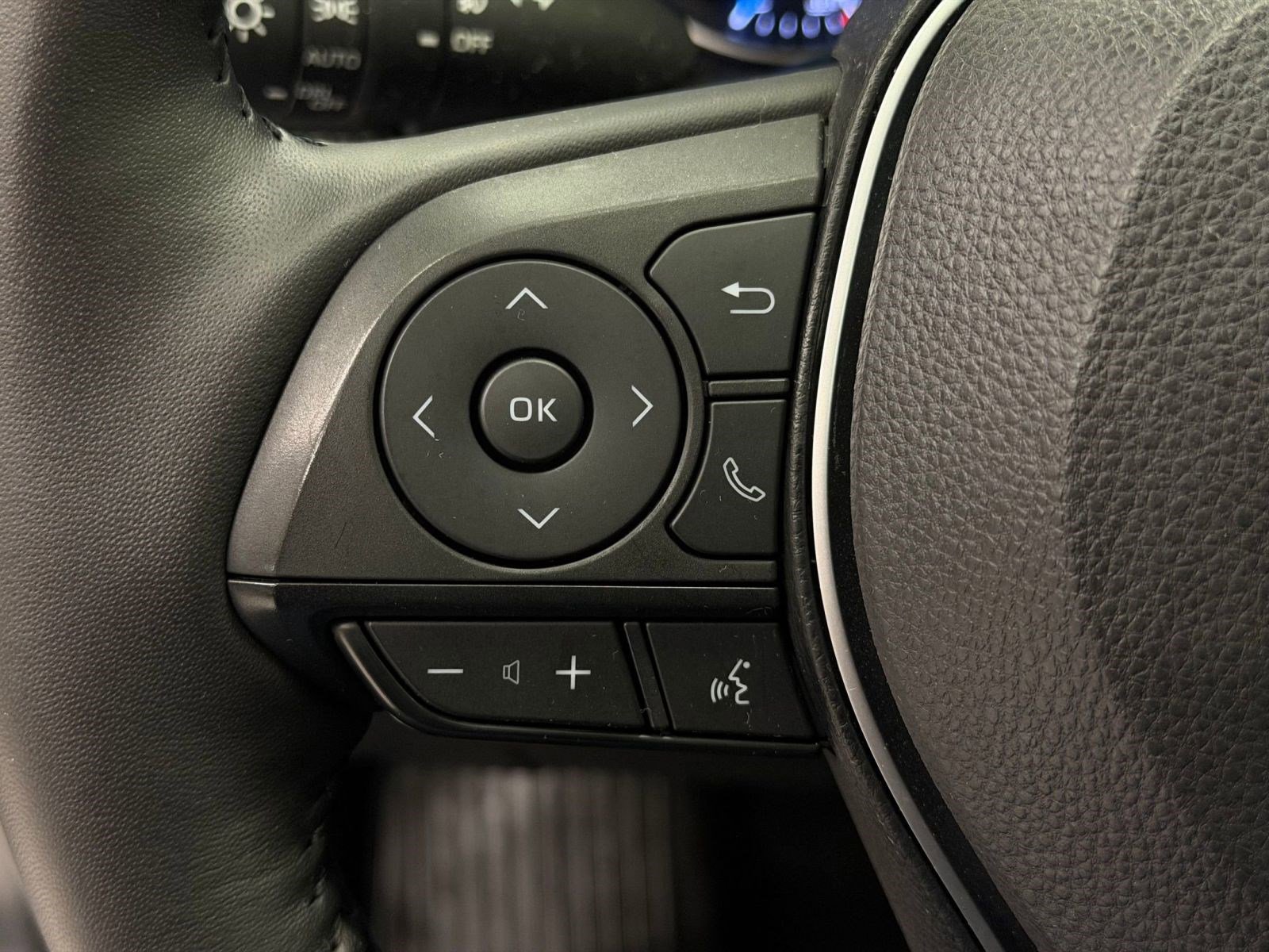 Used 2022 Toyota RAV4 XLE Premium image 14