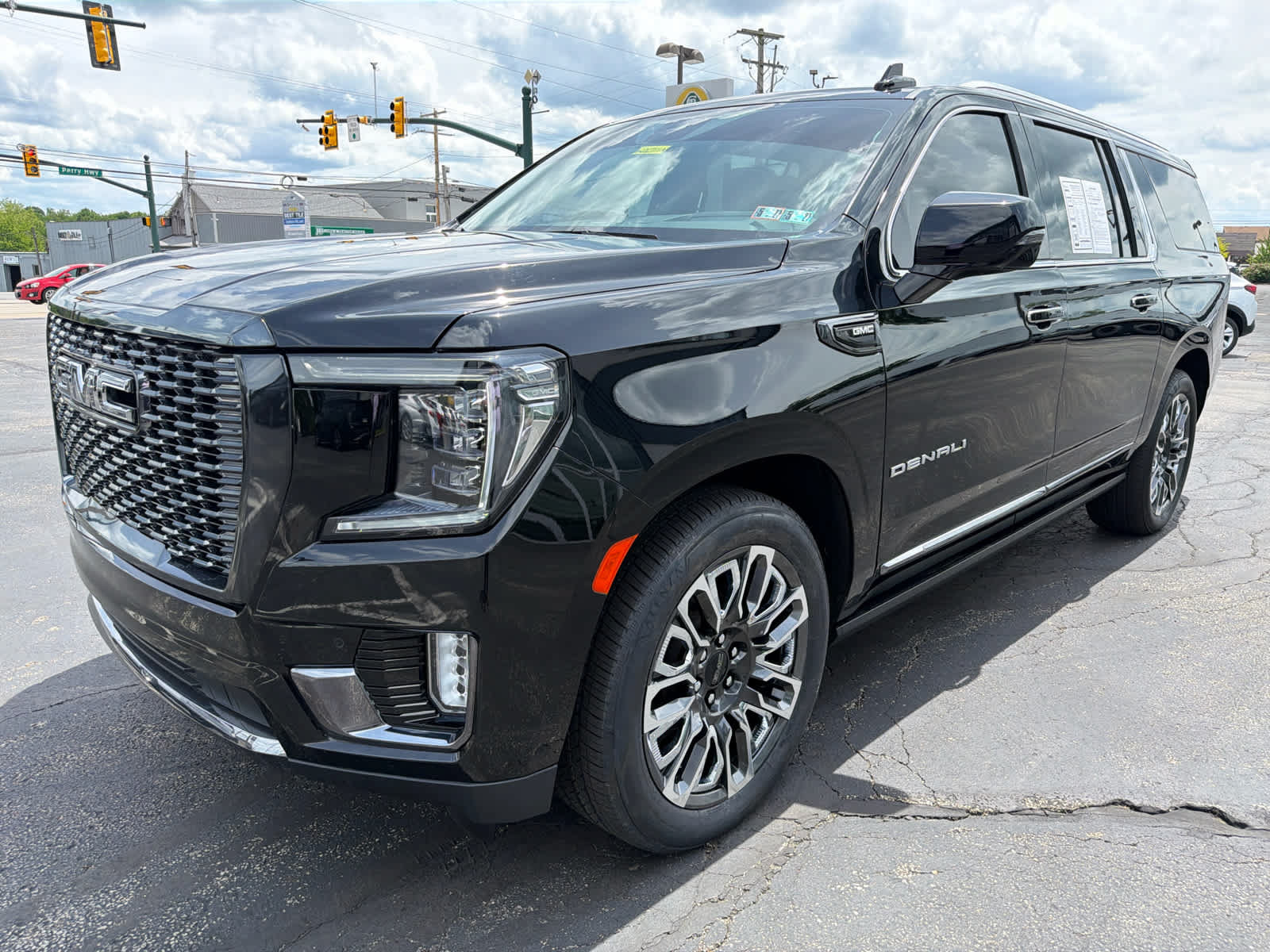 Used 2023 GMC Yukon XL Denali Ultimate AWD/4WD image 13