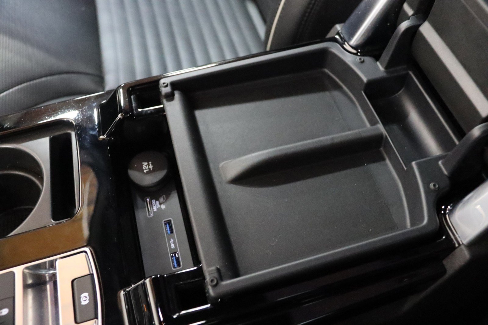 Used 2020 Land Rover Discovery HSE image 64