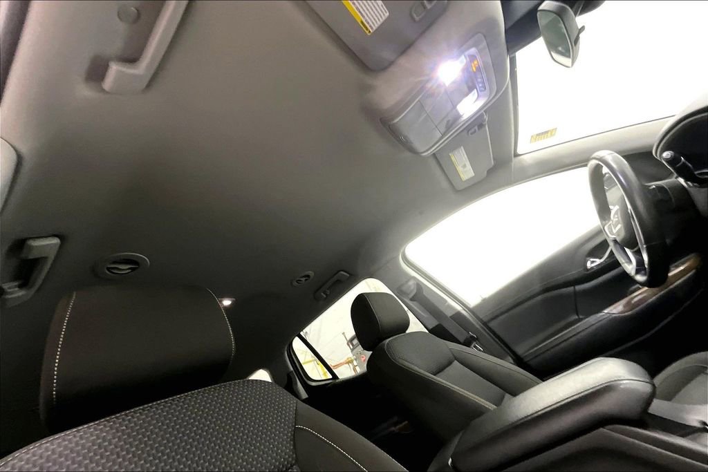 Used 2021 GMC Acadia SLE image 17