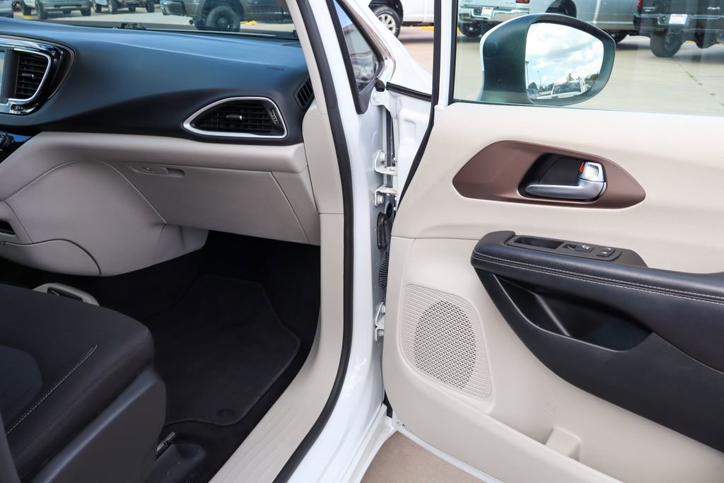 Used 2022 Chrysler Voyager LX FWD image 9
