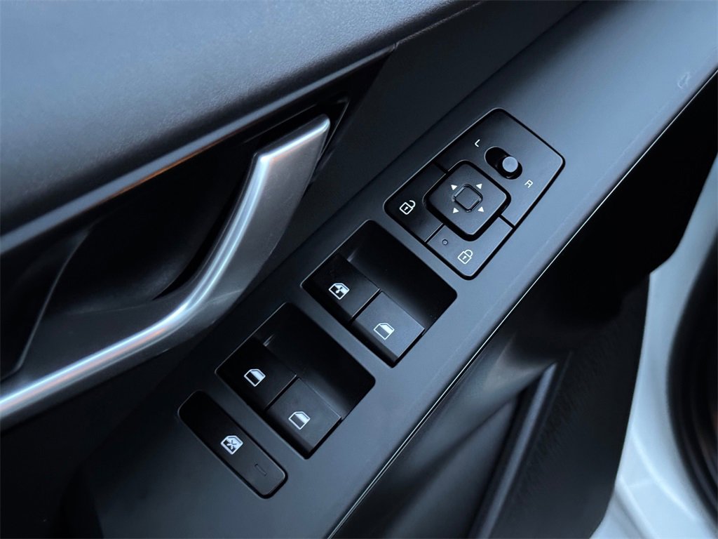 Used 2023 Kia Niro LX image 11