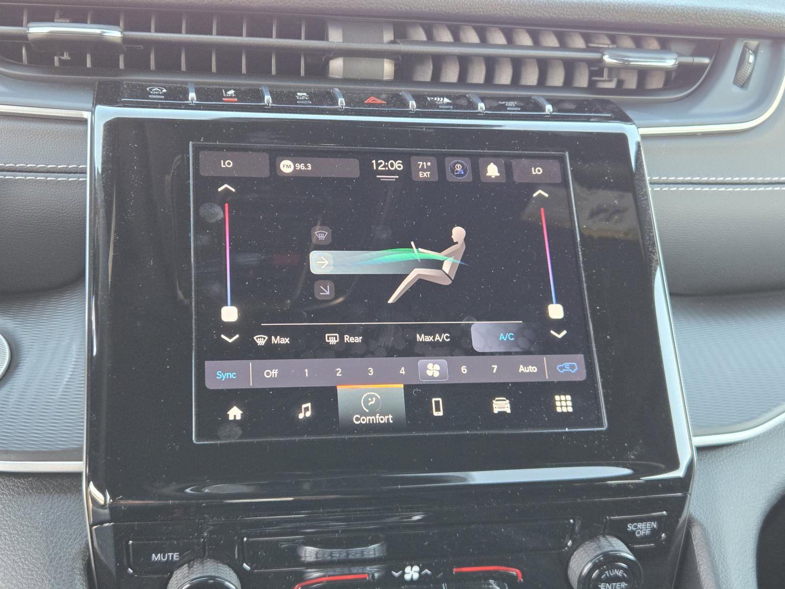 Used 2025 Jeep Grand Cherokee Laredo X image 11