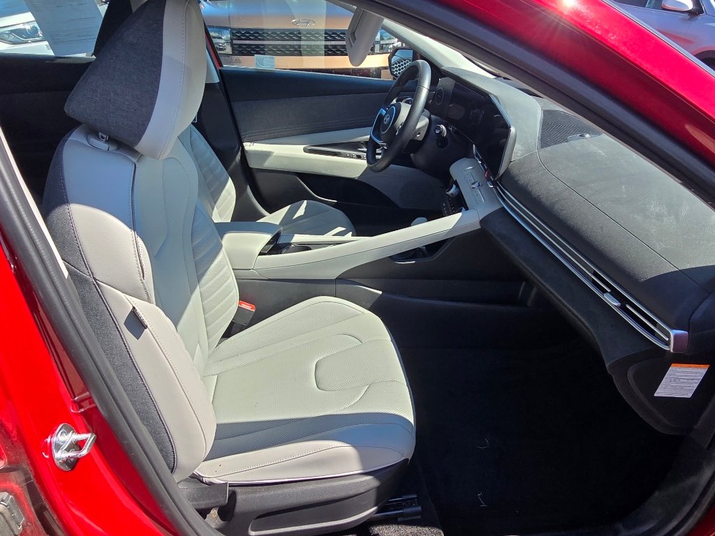 Used 2025 Hyundai Elantra Limited FWD image 11
