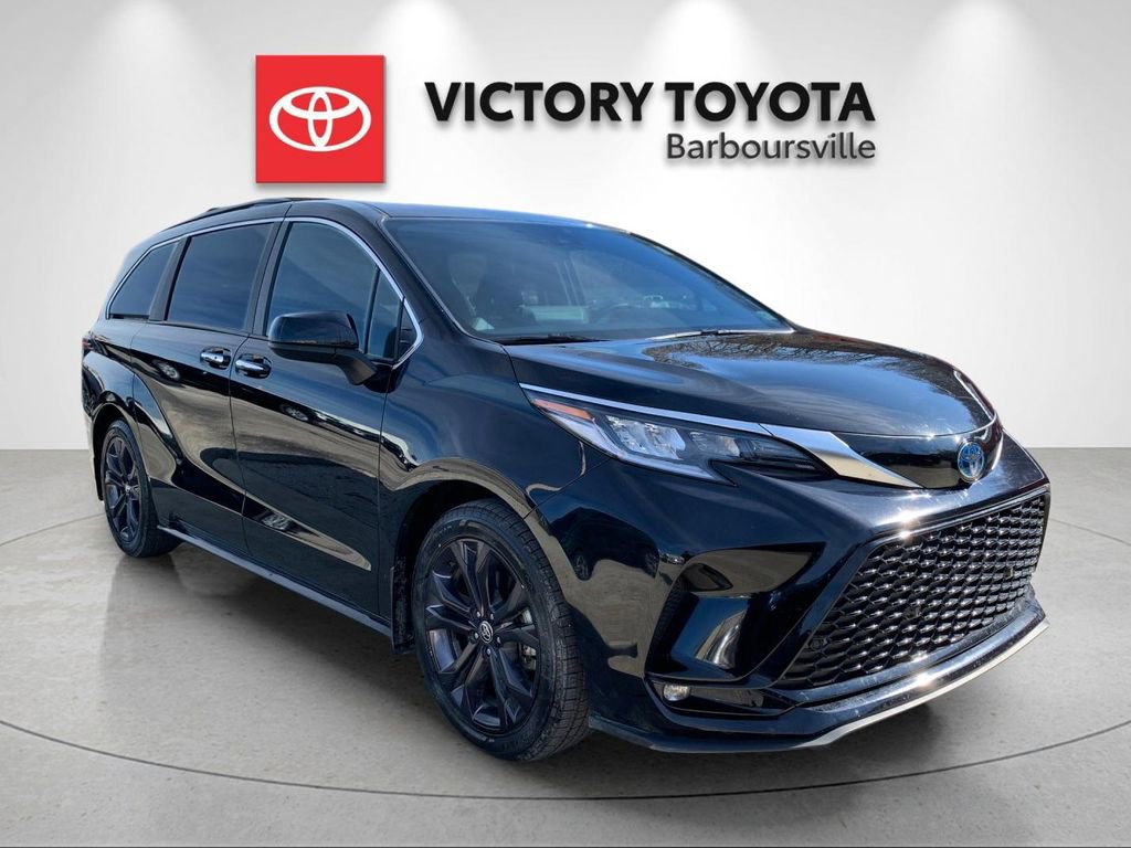 Used 2024 Toyota Sienna XSE w/ XSE Plus Package image 5