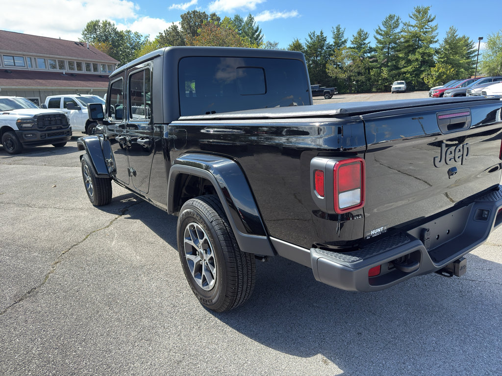 Used 2024 Jeep Gladiator Sport image 7