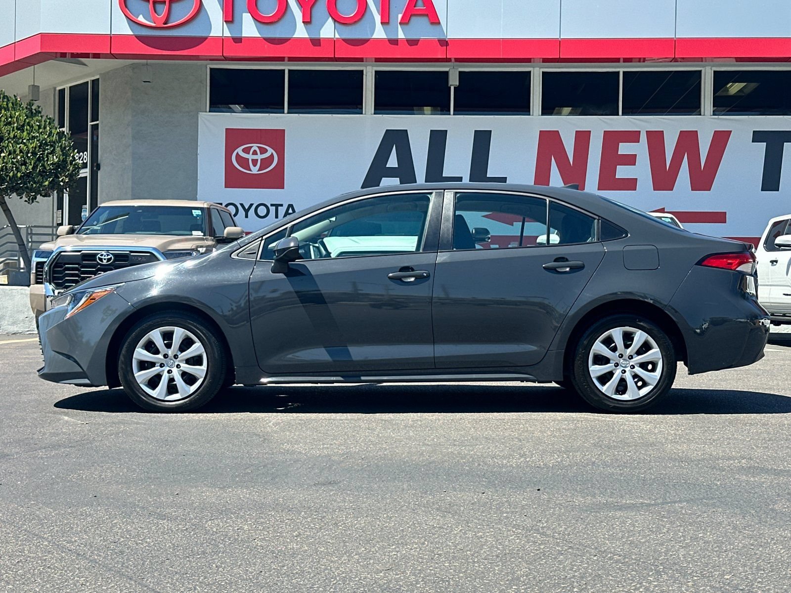 Used 2025 Toyota Corolla LE FWD image 2