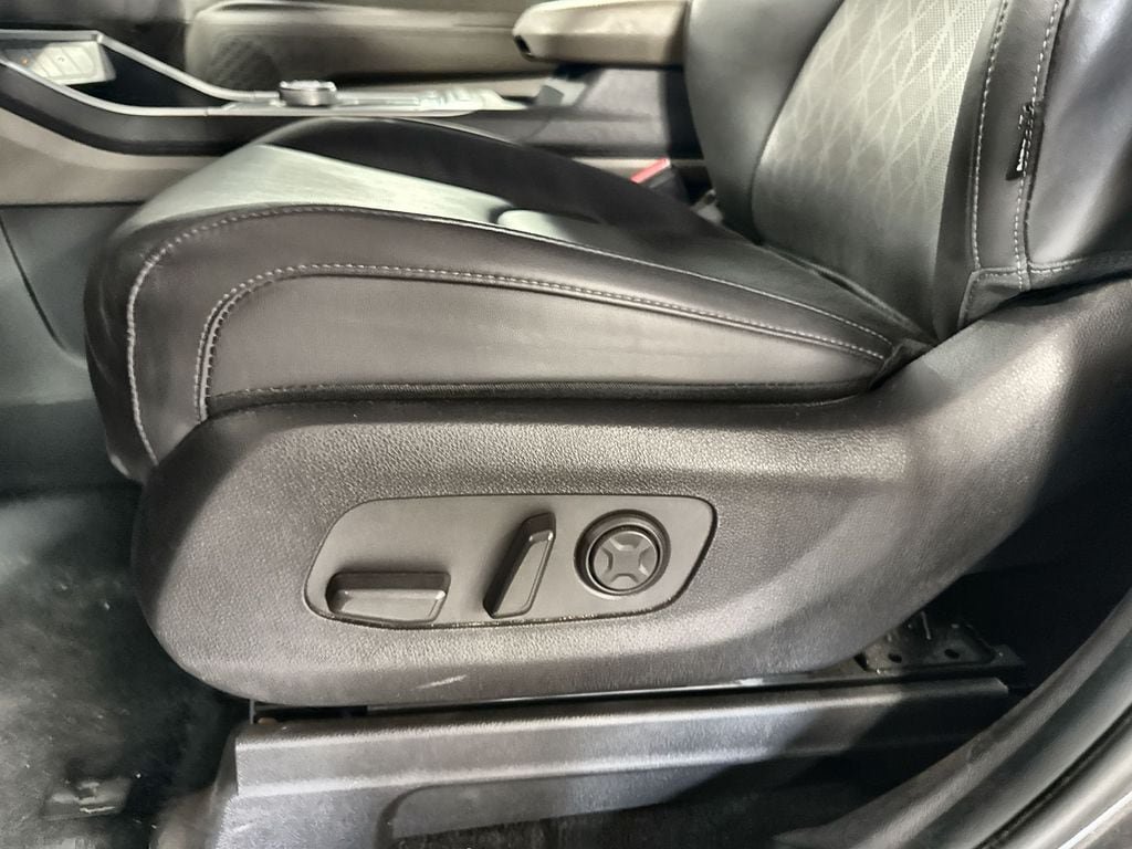 Used 2026 Kia Carnival LXS FWD image 3