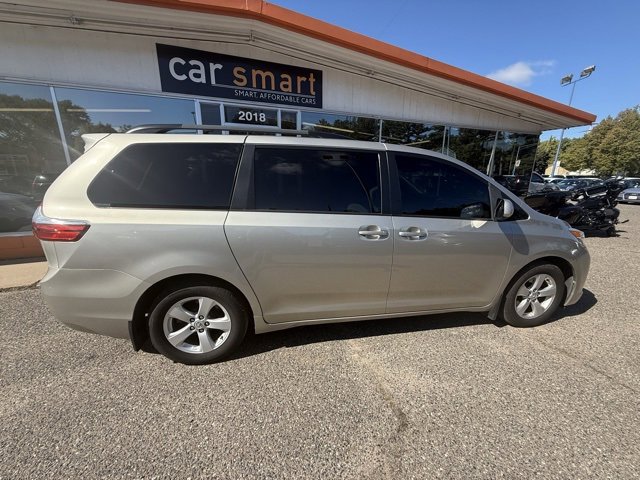 Used 2017 Toyota Sienna LE image 8