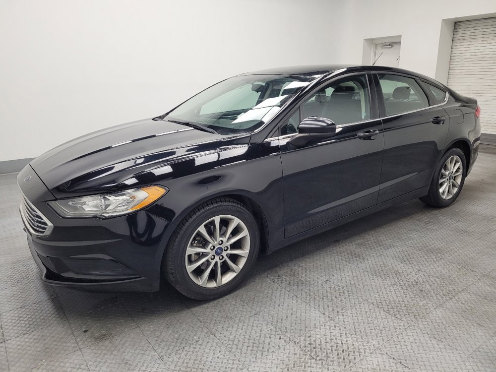 Used 2017 Ford Fusion SE w/ Fusion SE Technology Package FWD image 2