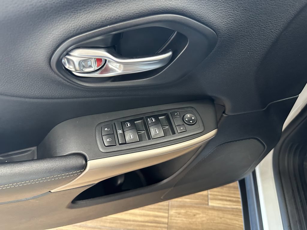 Used 2018 Jeep Cherokee Limited w/ Trailer Tow Group AWD/4WD image 11
