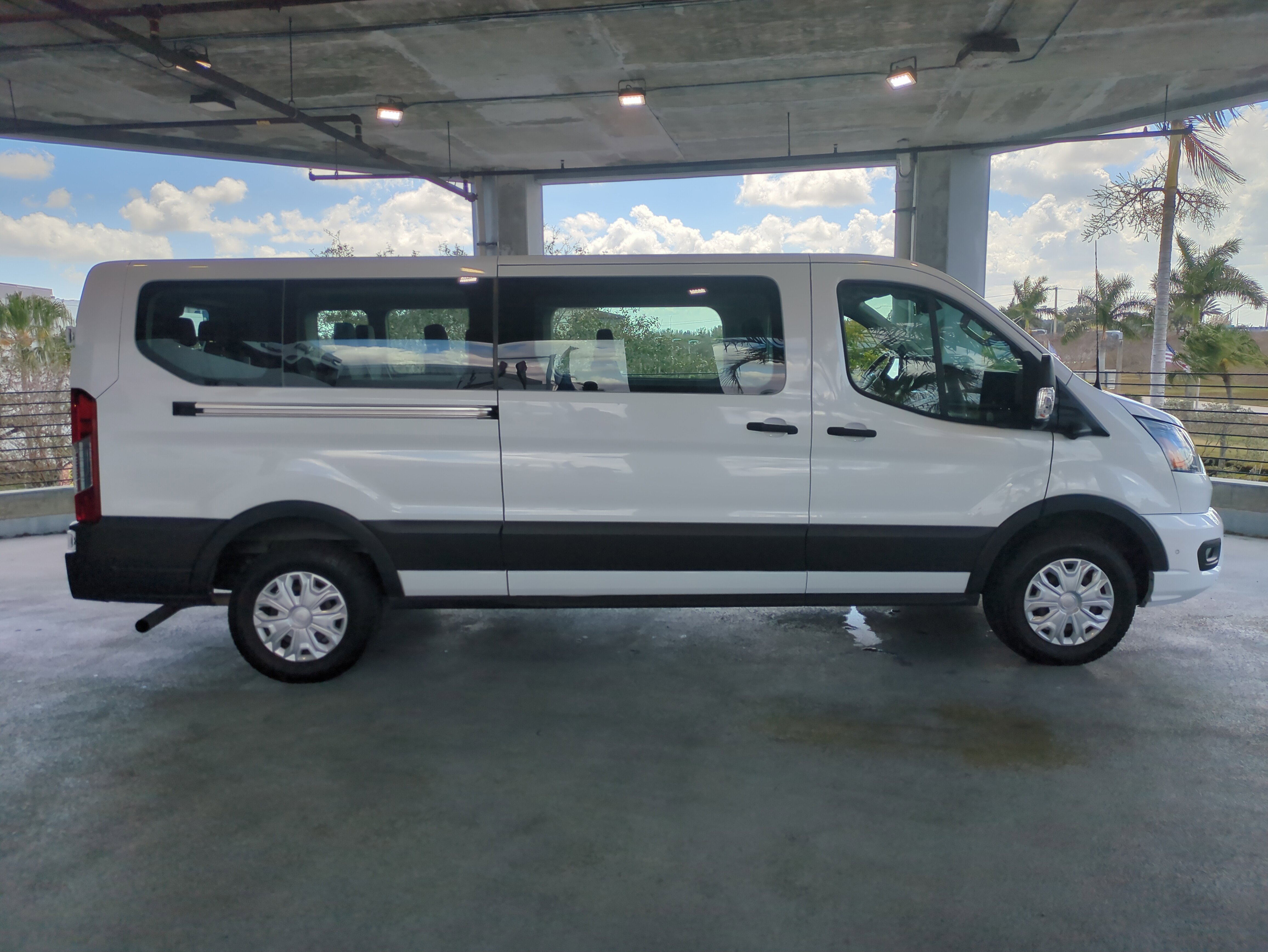 Used 2023 Ford Transit 350 XLT image 4
