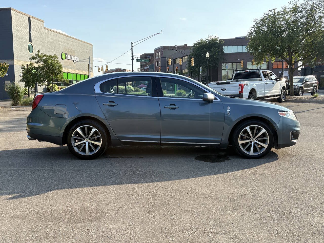 Used 2010 Lincoln MKS FWD image 4