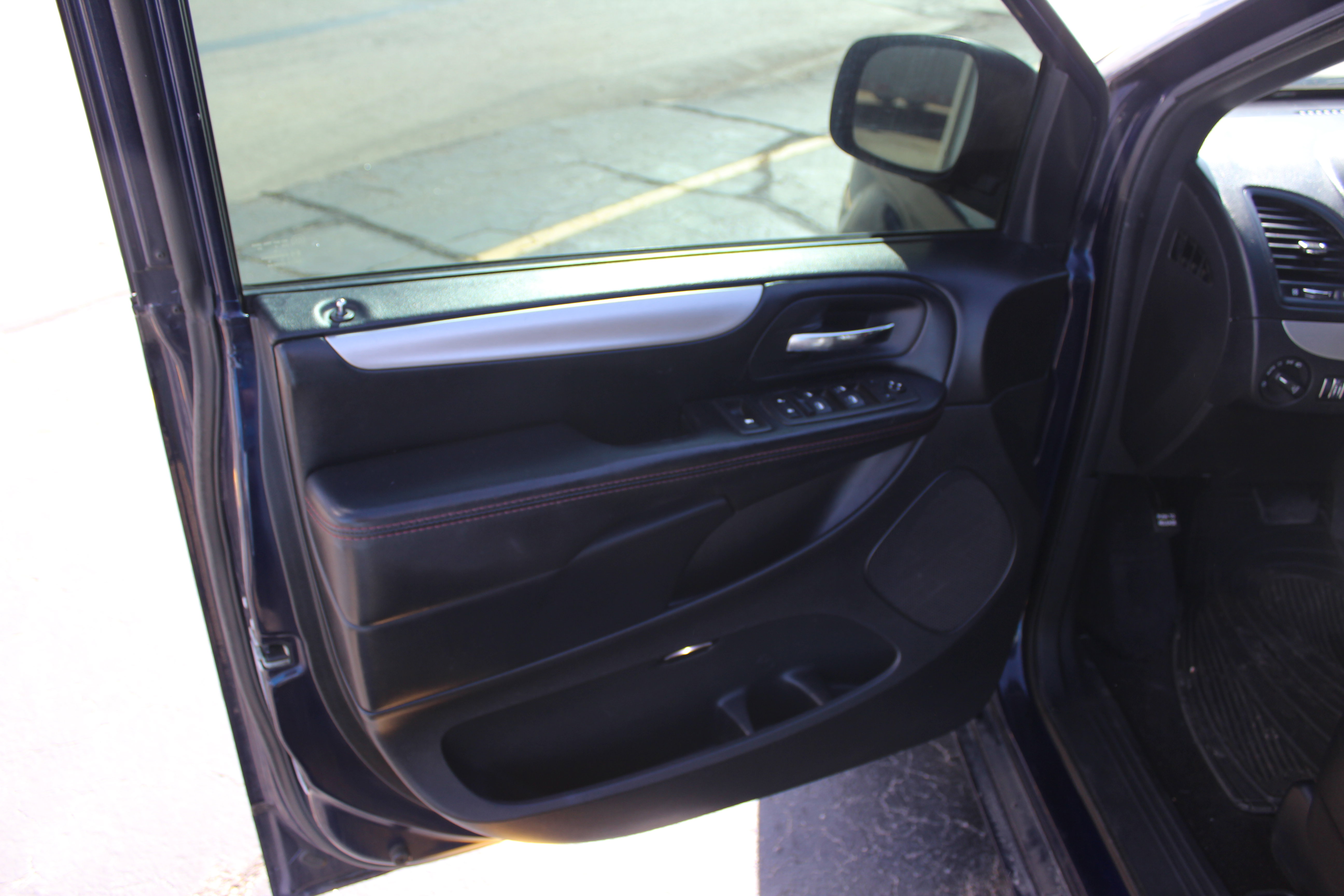 Used 2015 Dodge Grand Caravan R/T FWD image 16