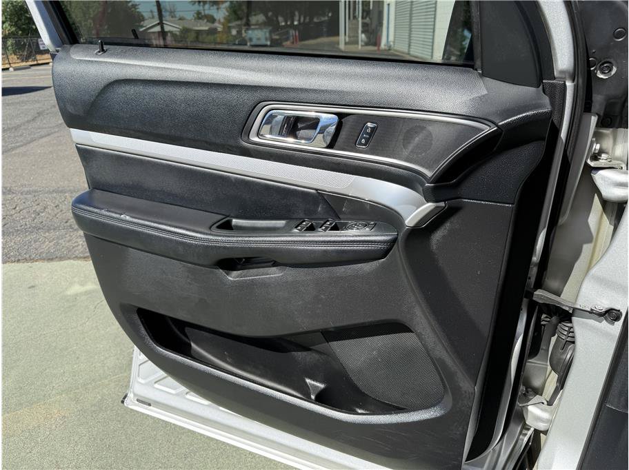 Used 2017 Ford Explorer XLT w/ Equipment Group 201A FWD image 28