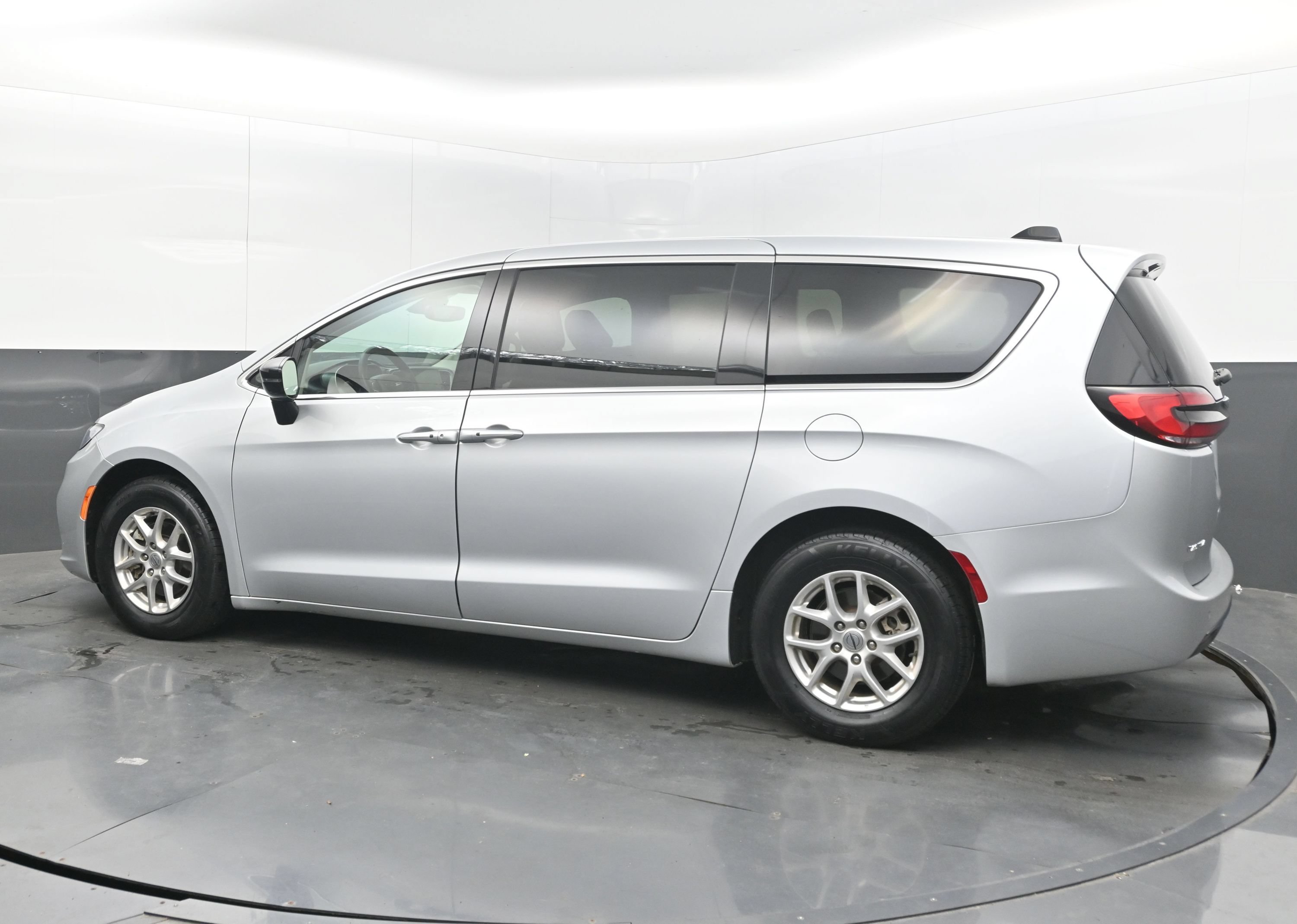 Used 2024 Chrysler Pacifica Touring-L FWD image 7