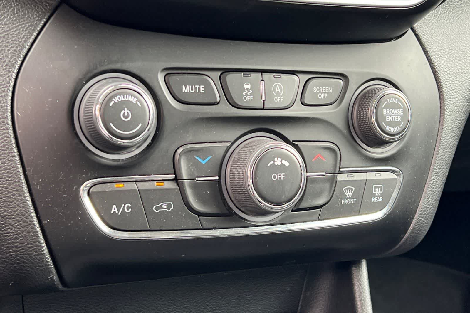 Used 2021 Jeep Cherokee Latitude Plus AWD/4WD image 22