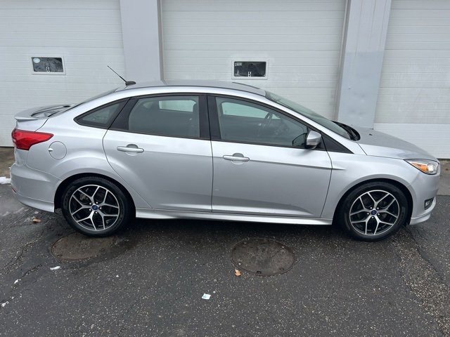 Used 2016 Ford Focus SE w/ SE Sport Package image 6