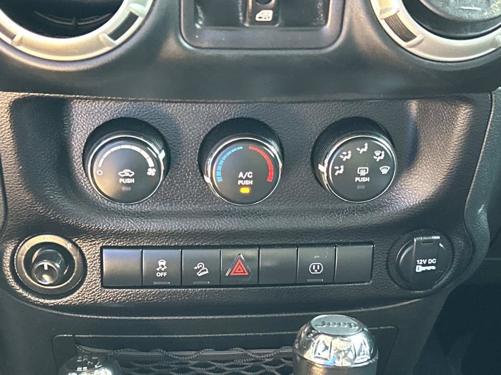 Used 2018 Jeep Wrangler Unlimited Rubicon w/ Connectivity Group AWD/4WD image 38
