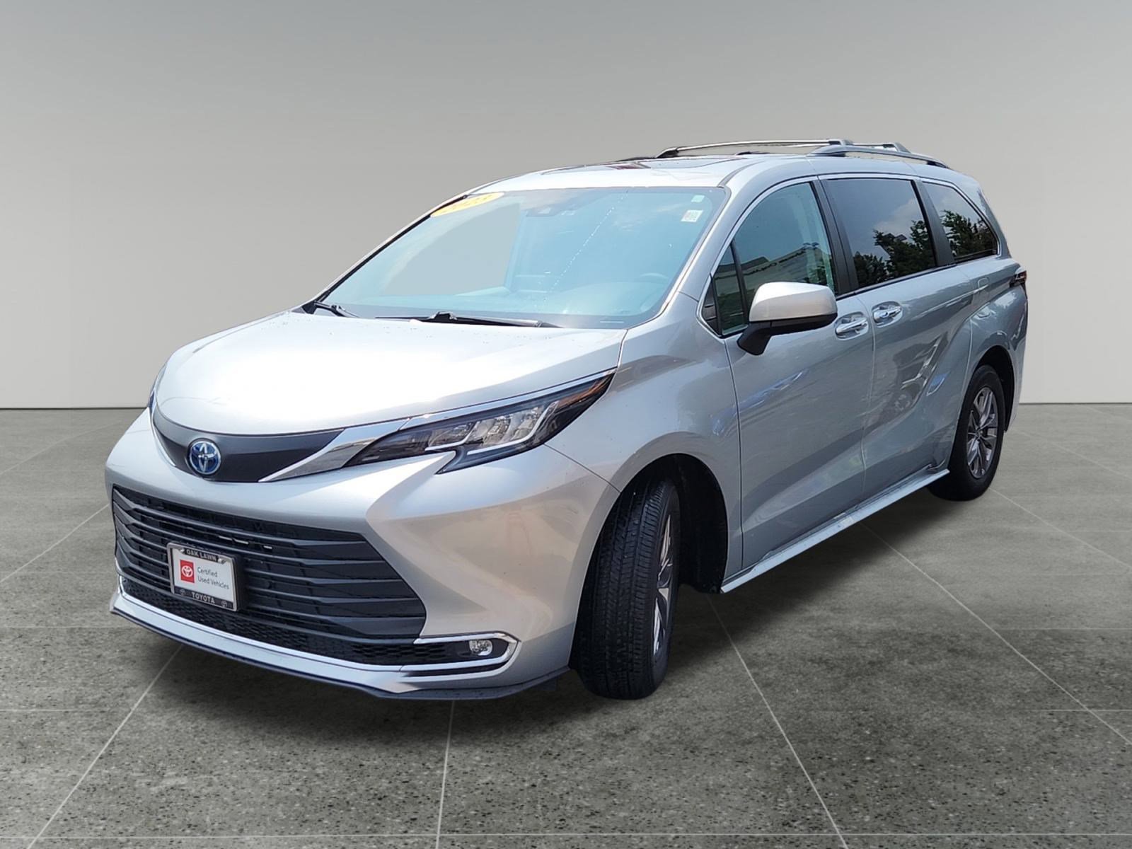 Certified 2023 Toyota Sienna XLE image 3