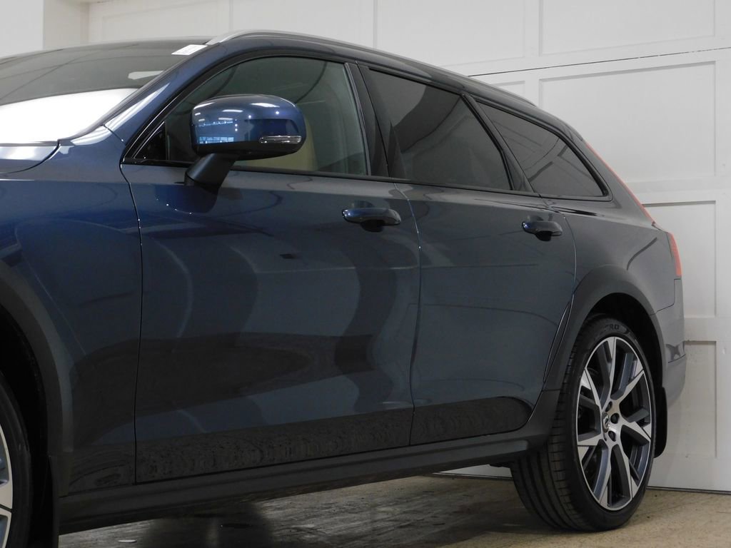 Used 2026 Volvo V90 B6 Cross Country Ultra image 20