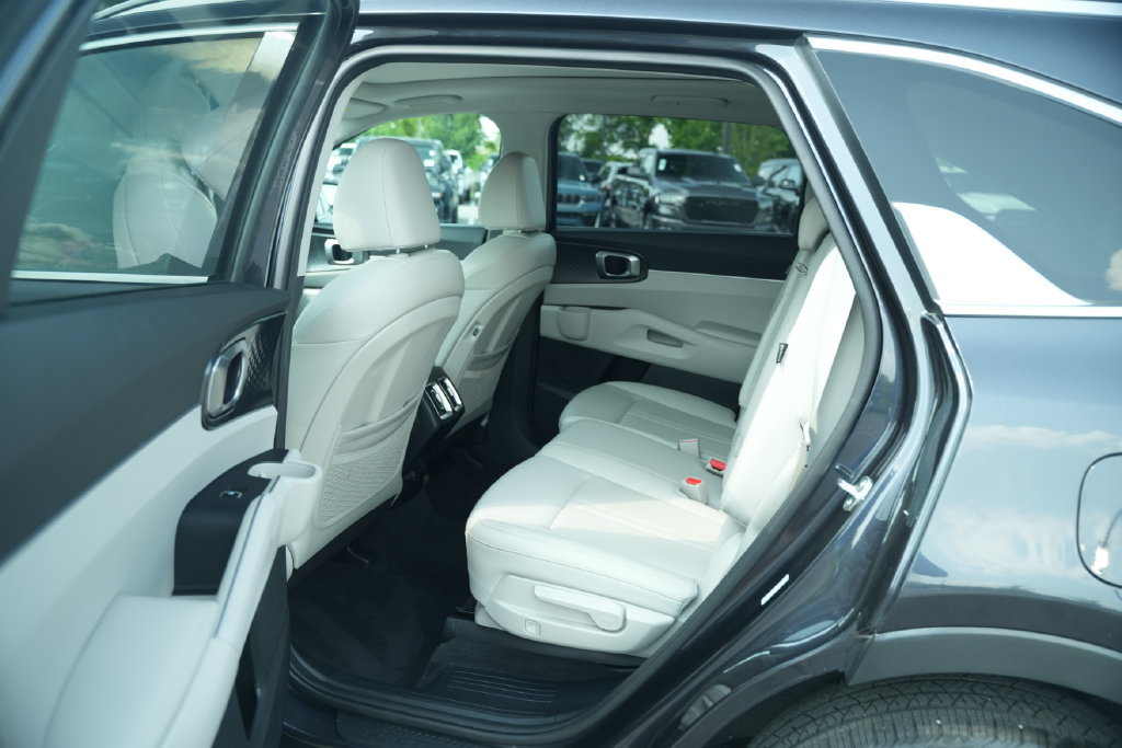 Used 2025 Kia Sorento S w/ Panoramic Sunroof Package FWD image 18