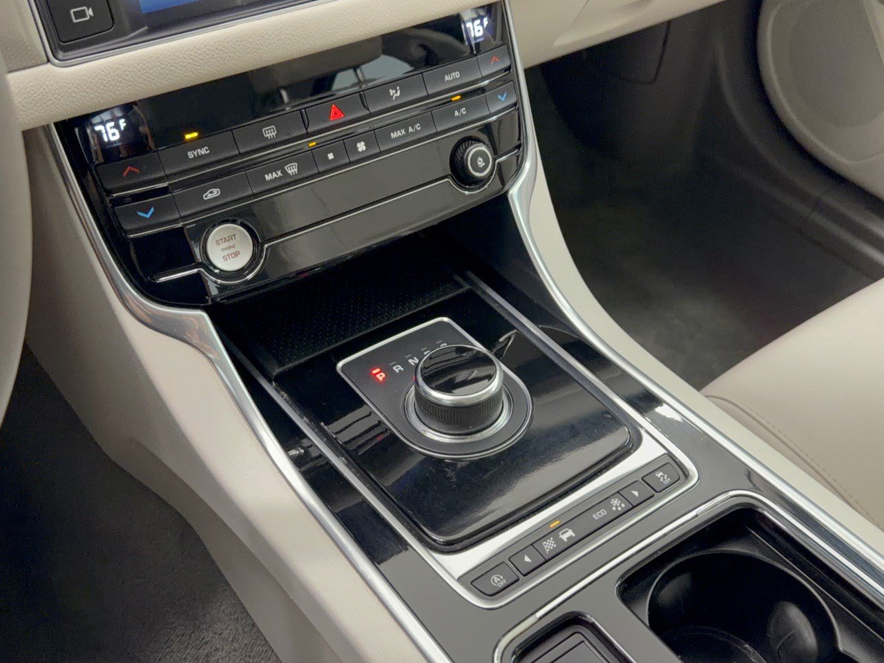 Used 2018 Jaguar XF Premium RWD image 31
