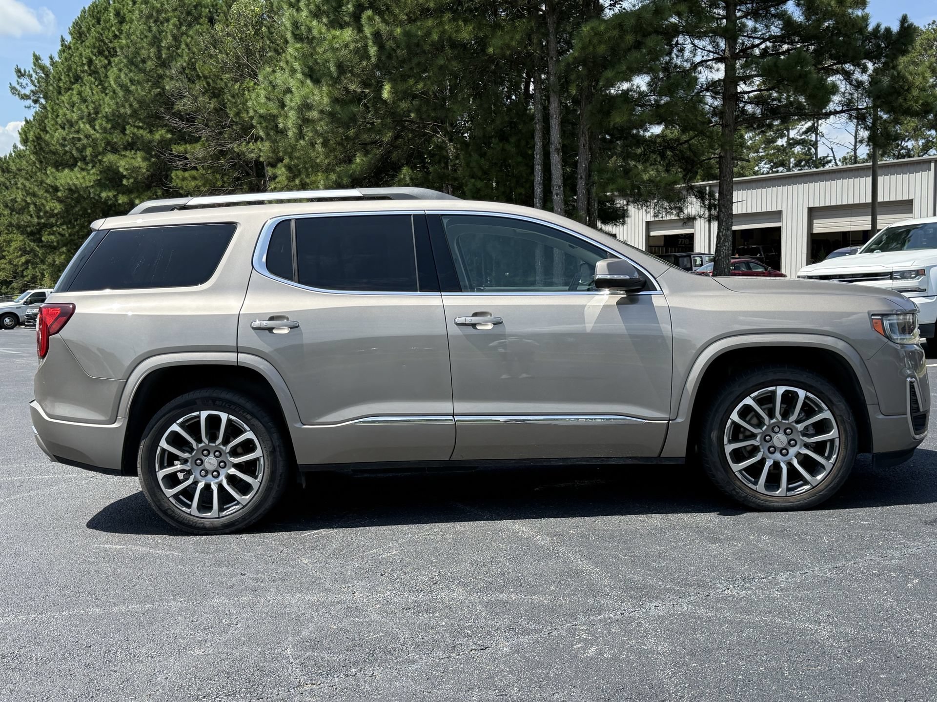 Used 2023 GMC Acadia Denali w/ Denali Ultimate Package FWD image 21