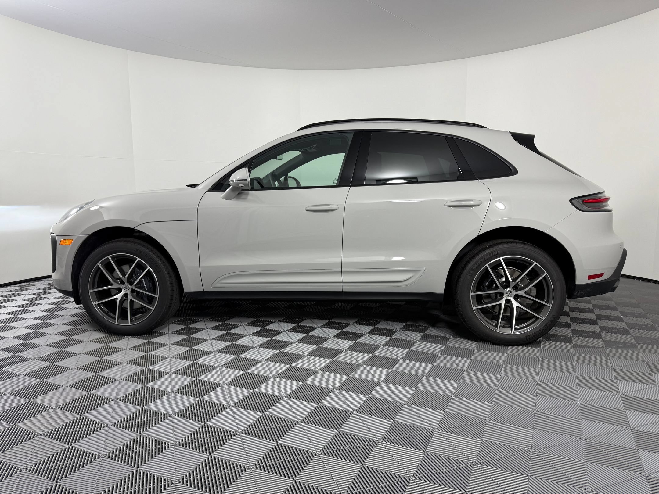 Certified 2026 Porsche Macan AWD/4WD image 2