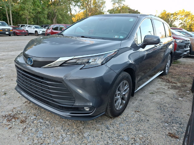 Used 2025 Toyota Sienna XLE AWD/4WD image 3