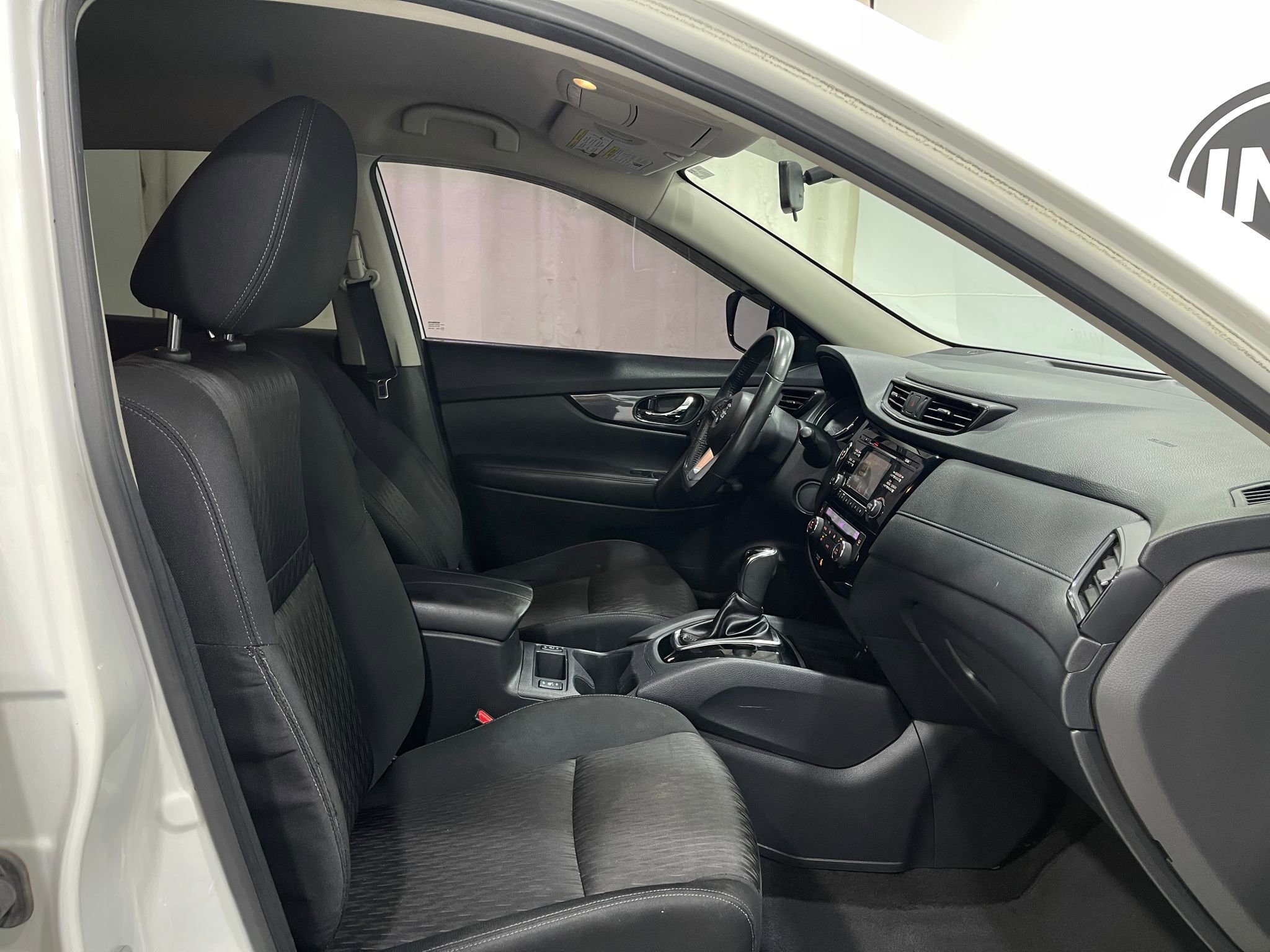 Used 2017 Nissan Rogue SV AWD/4WD image 29