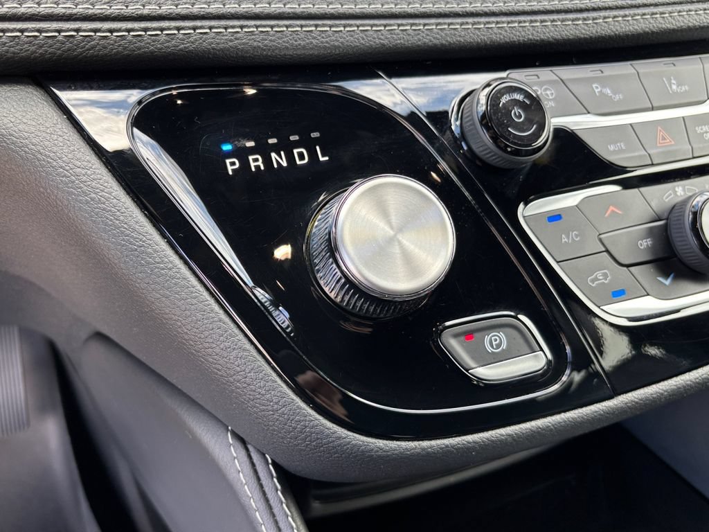Used 2023 Chrysler Pacifica Limited w/ Uconnect Theater Family Group FWD image 28