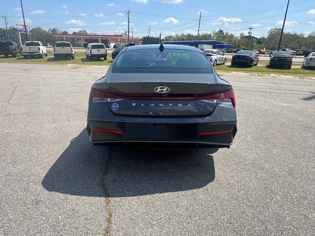 Used 2025 Hyundai Elantra SEL image 4