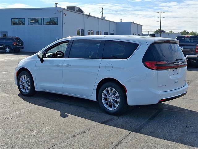 New 2026 Chrysler Pacifica Select image 3