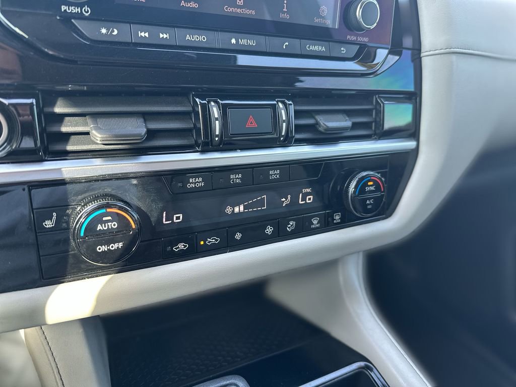 Used 2022 Nissan Pathfinder SV AWD/4WD image 16