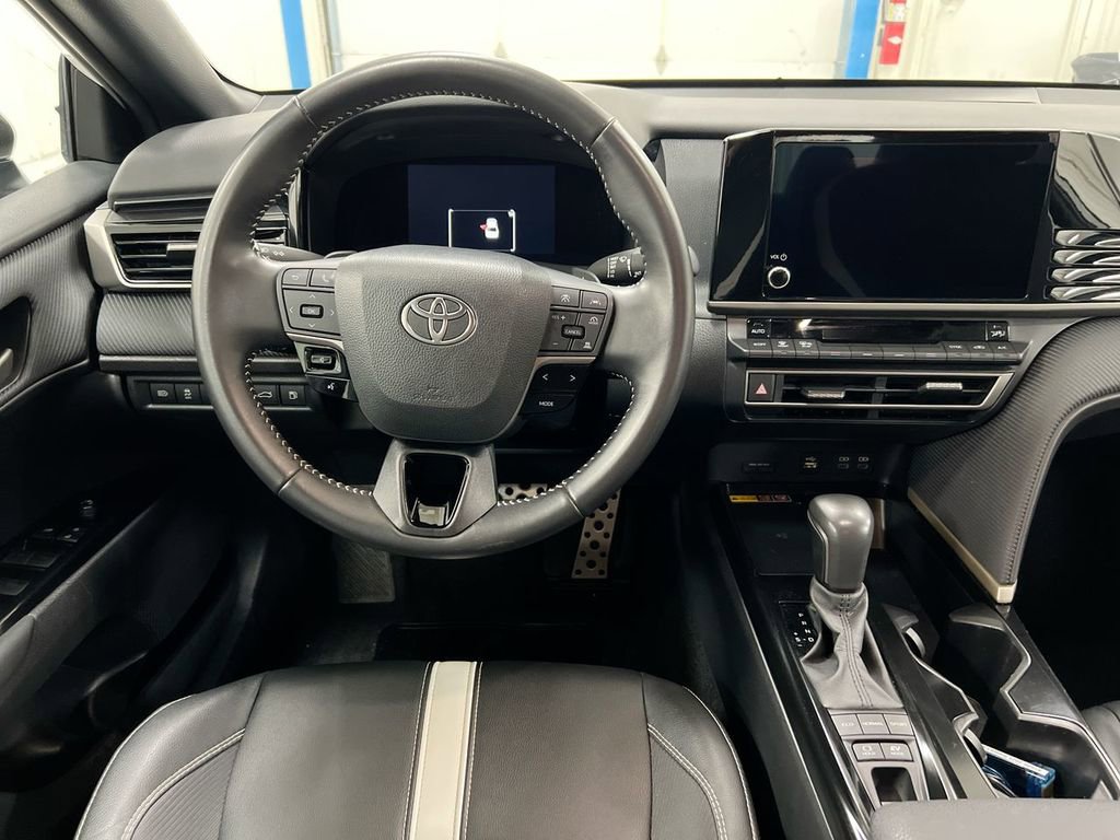 Used 2025 Toyota Camry SE image 11