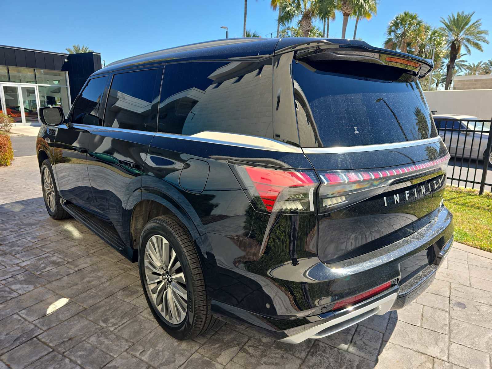 Certified 2025 INFINITI QX80 Luxe image 6