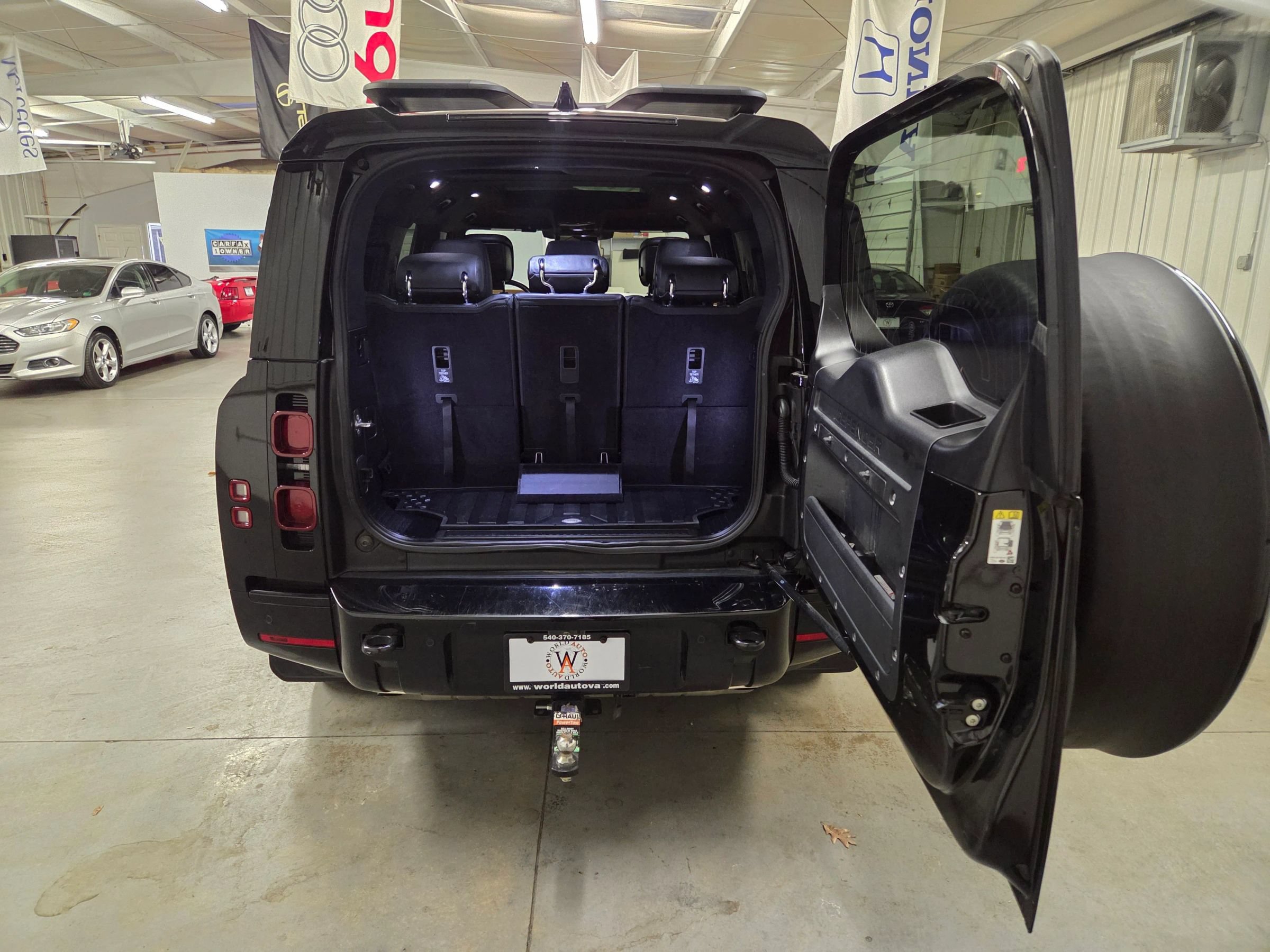 Used 2024 Land Rover Defender 130 X-Dynamic SE AWD/4WD image 36