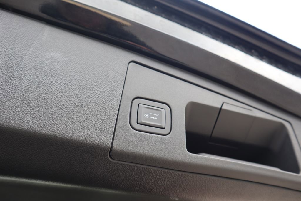 Used 2025 Cadillac XT4 Premium Luxury image 18