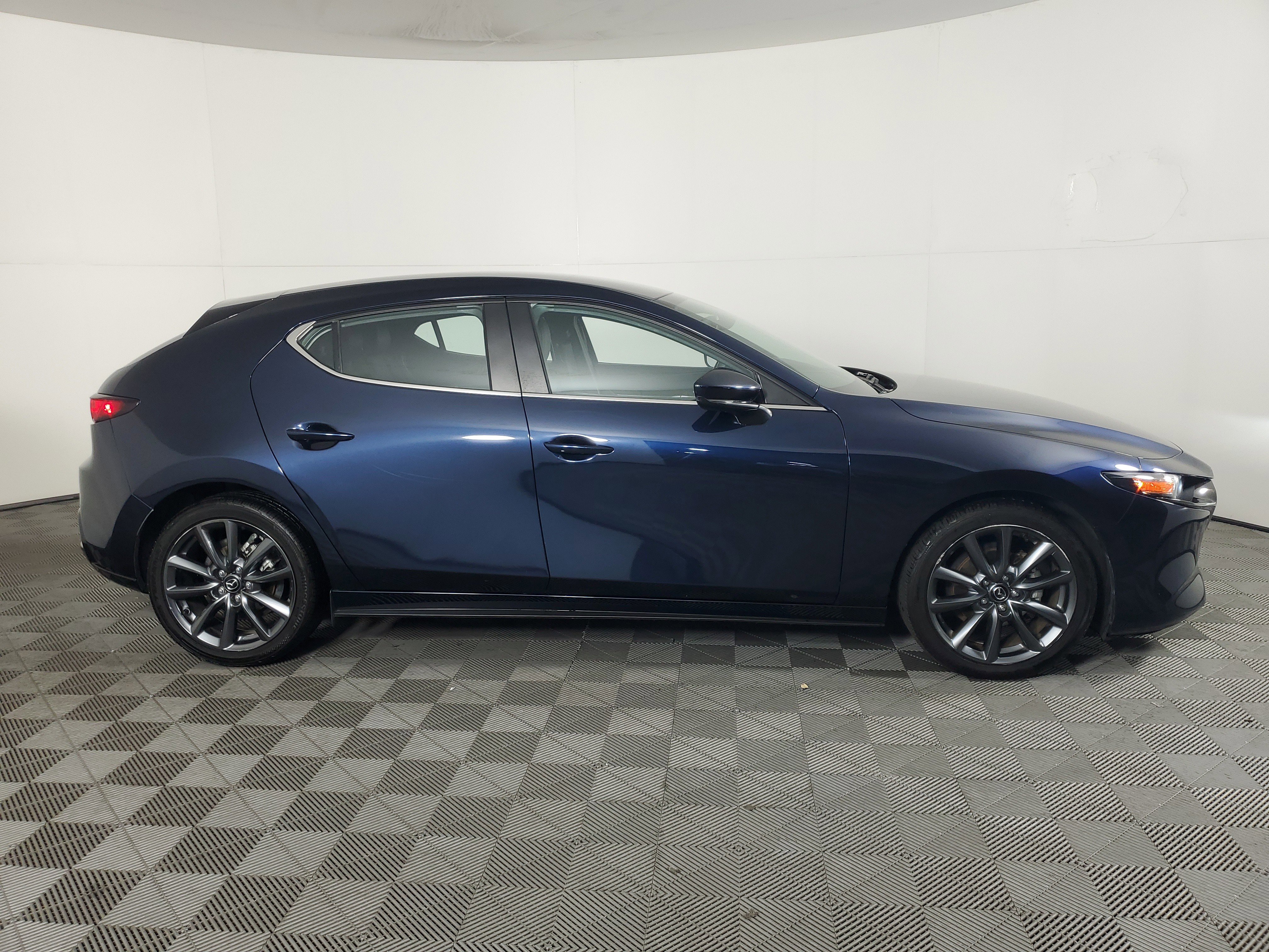 Used 2020 MAZDA MAZDA3 Hatchback image 3