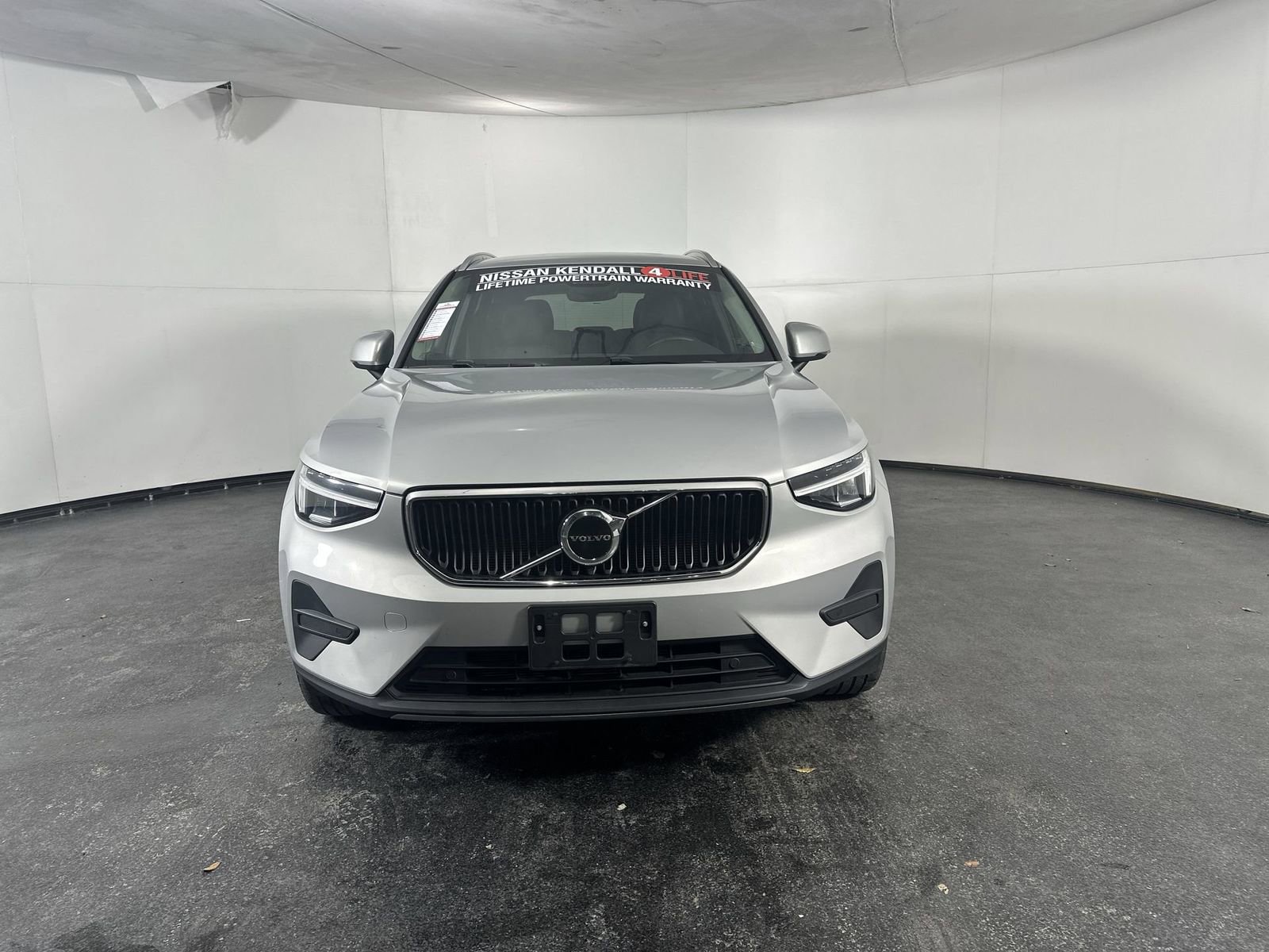 Used 2023 Volvo XC40 B5 Core image 4