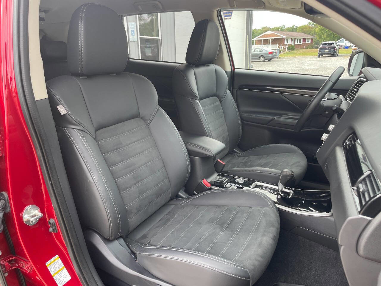Used 2020 Mitsubishi Outlander SE image 15