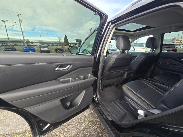 Used 2024 Nissan Pathfinder SL w/ SL Premium Package image 19