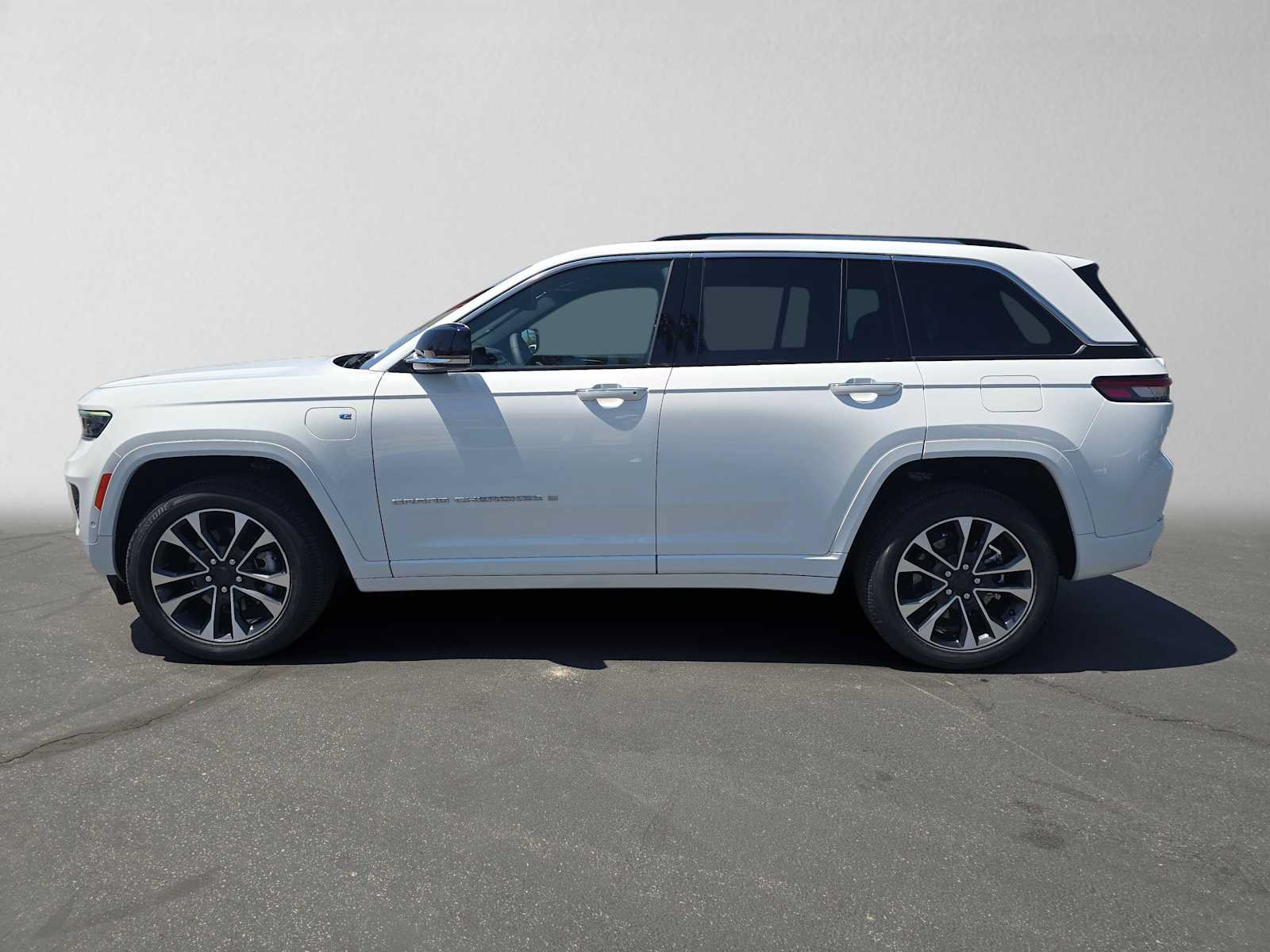 Used 2023 Jeep Grand Cherokee Overland w/ Luxury Tech Group IV AWD/4WD image 6